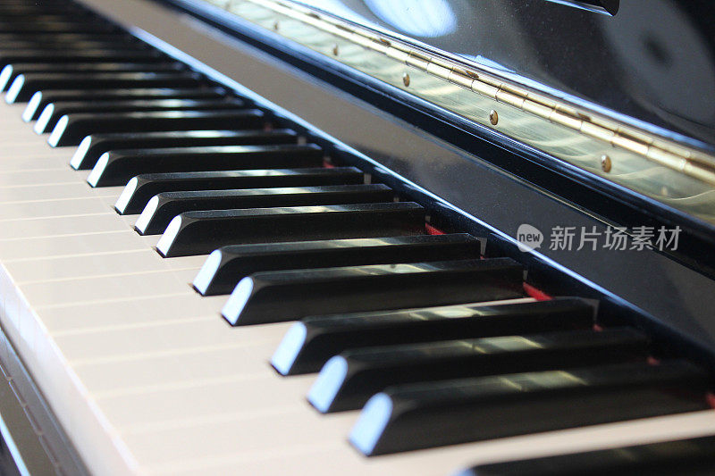 黑白钢琴键/键盘乐器的图像